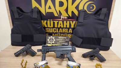 KÜTAHYA’DA OTOMATİK SİLAH, 2 TABANCA VE ÇELİK YELEKLER ELE GEÇİRİLEN