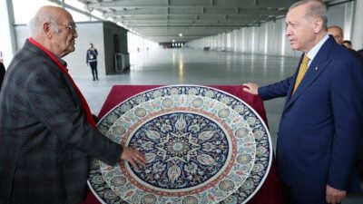 UNESCO TARAFINDAN YAŞAYAN İNSAN HAZİNESİ ÖDÜLÜNE YAYIK GÖRÜLEN KÜTAHYALI ÇİNİ