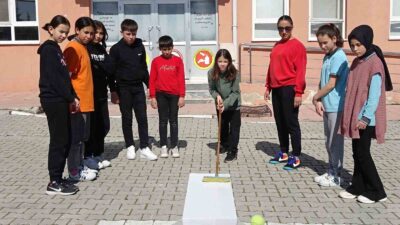 KÜTAHYA'NIN TAVŞANLI İLÇESİNE BAĞLI KURUÇAY BELDESİNDE ÖĞRENCİLER GOLF İLE TANIŞTI.