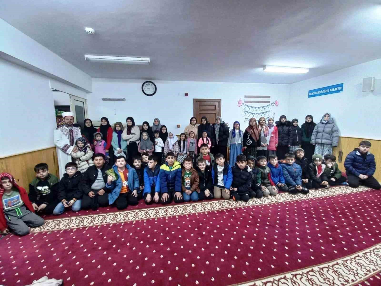 Simav’da mukabele, yatsı ve teravih namazına gelen çocuklara Cami Market’ten ücretsiz alışveriş