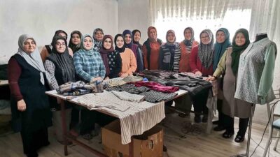 GEDİZ’DE DİKİŞ NAKIŞ KURSİYERLERİ ÜRETTİKLERİ KIYAFETLERLE EKONOMİYE CAN KATIYOR