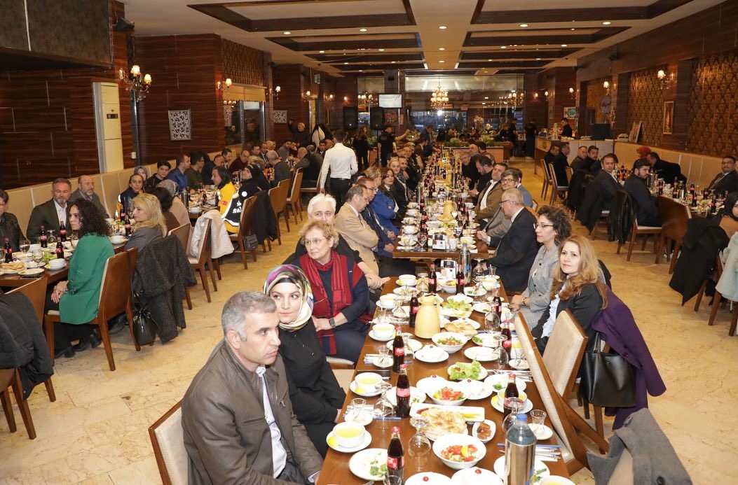 Vali Işın, sağlık çalışanlarıyla iftar yaptı