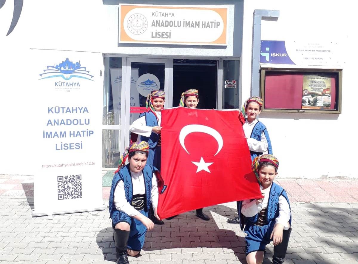 Anadolu İmam Hatip Lisesi öğrencileri farklı ülkelerde Kütahya’yı tanıtıyor