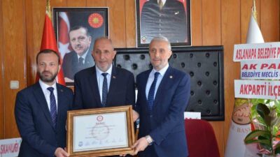 ASLANAPA BELEDİYE BAŞKANI NECATİ KULİK, GÖREVİ GÖKHAN GÜREL’DEN DEVRALDI