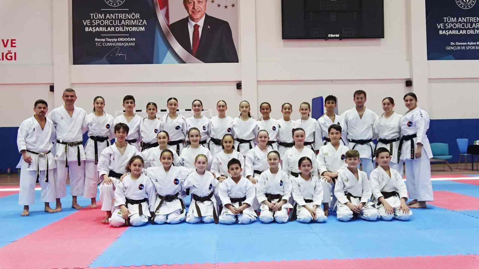 Efsane karateci Turgay Yeşilyurt, Tavşanlı’da sporculara ’Kata’ semineri verdi