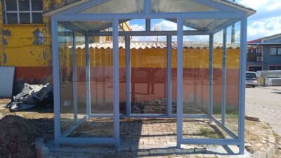 GEDİZ’DE MESLEK LİSELİ ÖĞRENCİLER YAPTIKLARI KAPALI DURAĞI BELEDİYEYE TESLİM ETTİLER