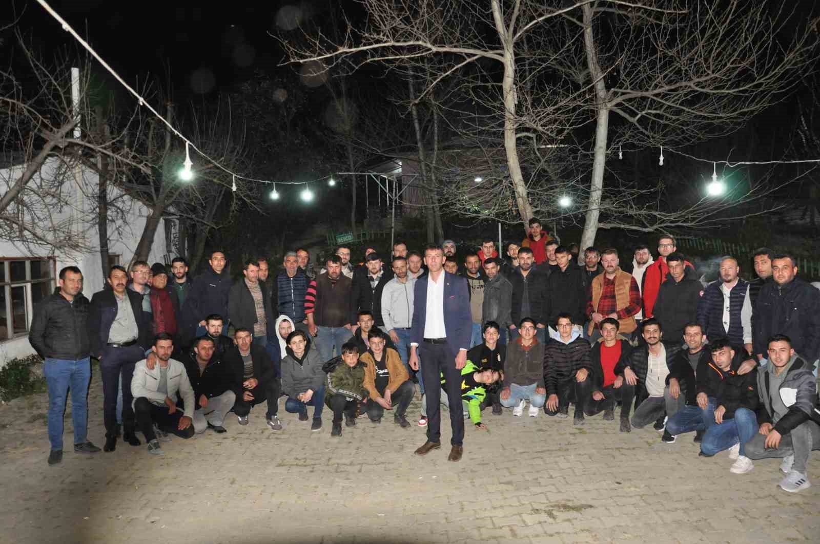 Gediz’de yeniden seçilen muhtar köylüleri için iftar programı düzenledi