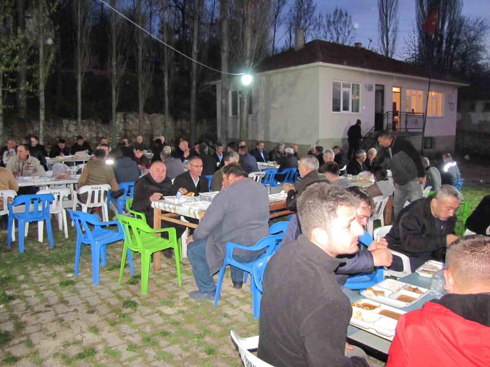 Hisarcık’ta 23 yaşındaki genç muhtardan köye iftar yemeği