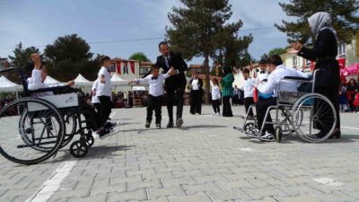 HİSARCIK’TA ÖZEL ÖĞRENCİLERDEN “ERİK DALI” İSİMLİ MÜZİK GÖSTERİSİ