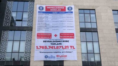 KÜTAHYA'NIN BORÇLARININ YER ALDIĞI AFİŞ BELEDİYE BİNASINA ASILARAK HALKA DUYURULDU.