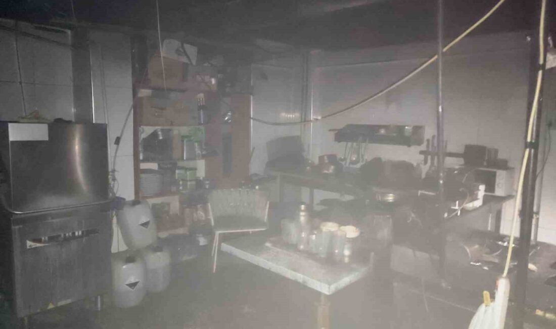 KÜTAHYA’DA BİR İŞYERİNDE ÇIKAN YANGINDA 2 KİŞİ DUMANDAN ETKİLENDİ