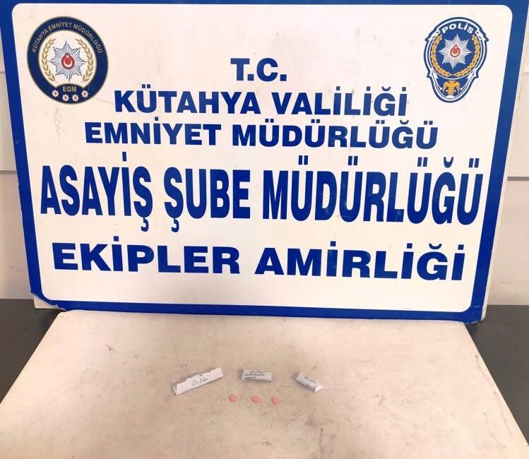 KÜTAHYA’DA ŞÜPHELİ ŞAHSIN ÜZERİNDE UYUŞTURUCU ELE GEÇİRİLDİ