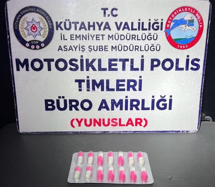 KÜTAHYA’DA YUNUS TİMLERİ BİR KİŞİDEN UYUŞTURUCU HAP ELE GEÇİRDİ