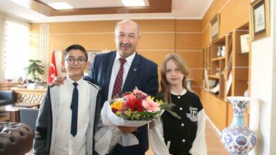 MİNİK ÖĞRENCİLER EYMEN VE ELİSA KÜTAHYA MİLLİ EĞİTİM MÜDÜRLÜĞÜNÜ DEVRALDI
