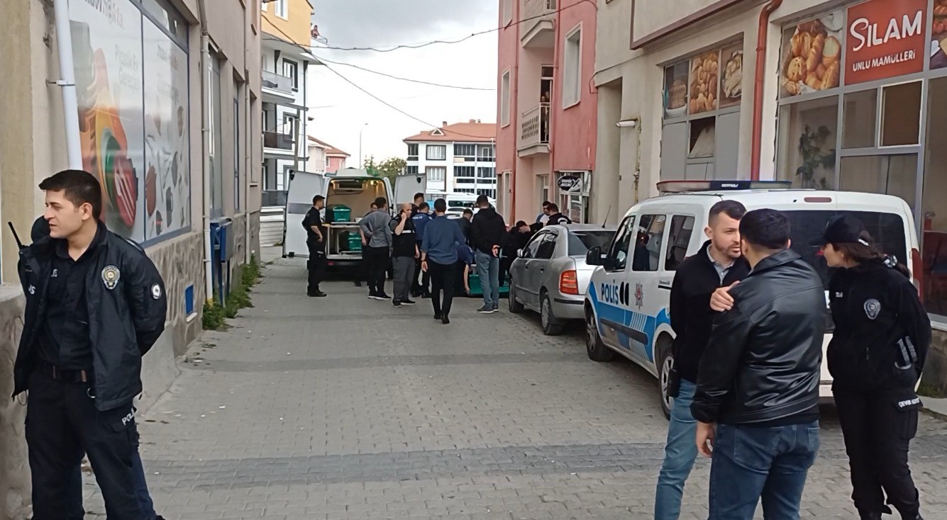 POMPALI TÜFEKLİ BERBER DÜKKANINI BASAN 80 YAŞINDAKİ DEDE, BERBER VE