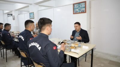 VALİ MUSA IŞIN, ERBAŞ VE ERLERLE İFTAR YAPTI