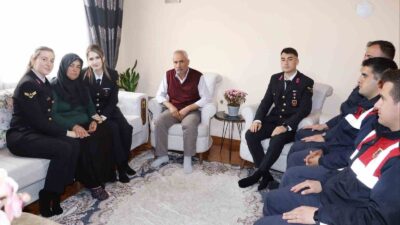 ALTINTAŞ’TA ŞEHİT ASKER ANNESİNE ANNELER GÜNÜ ZİYARETİ