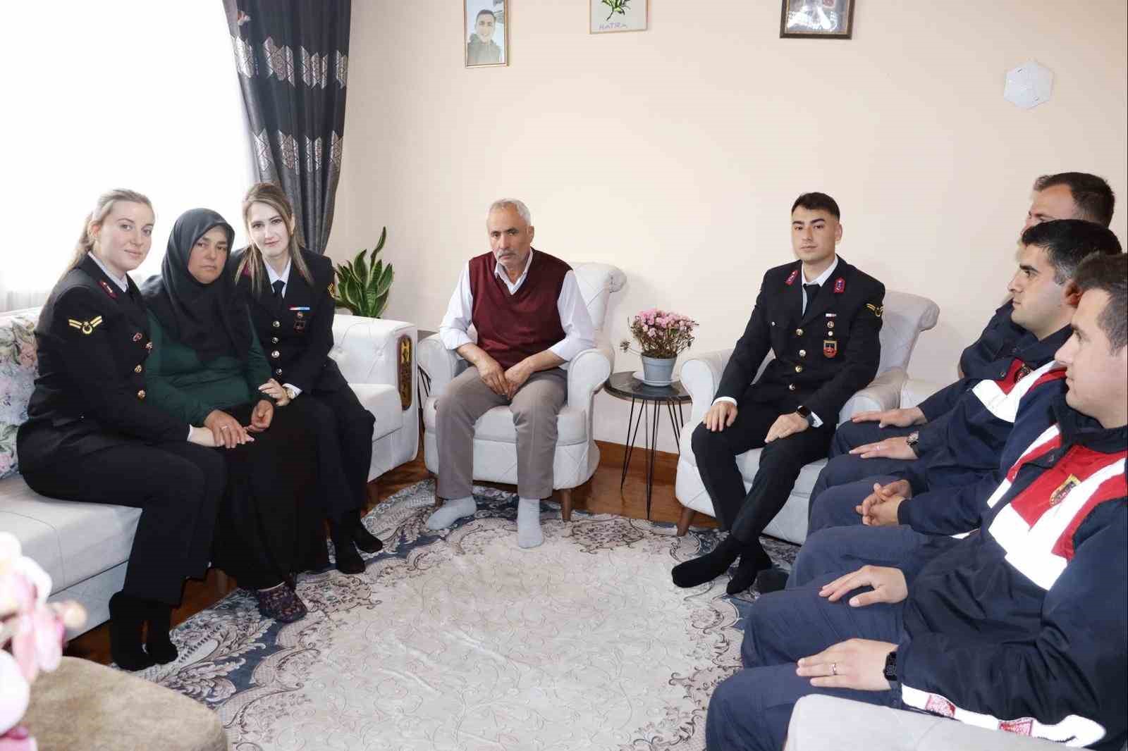 ALTINTAŞ’TA ŞEHİT ASKER ANNESİNE ANNELER GÜNÜ ZİYARETİ