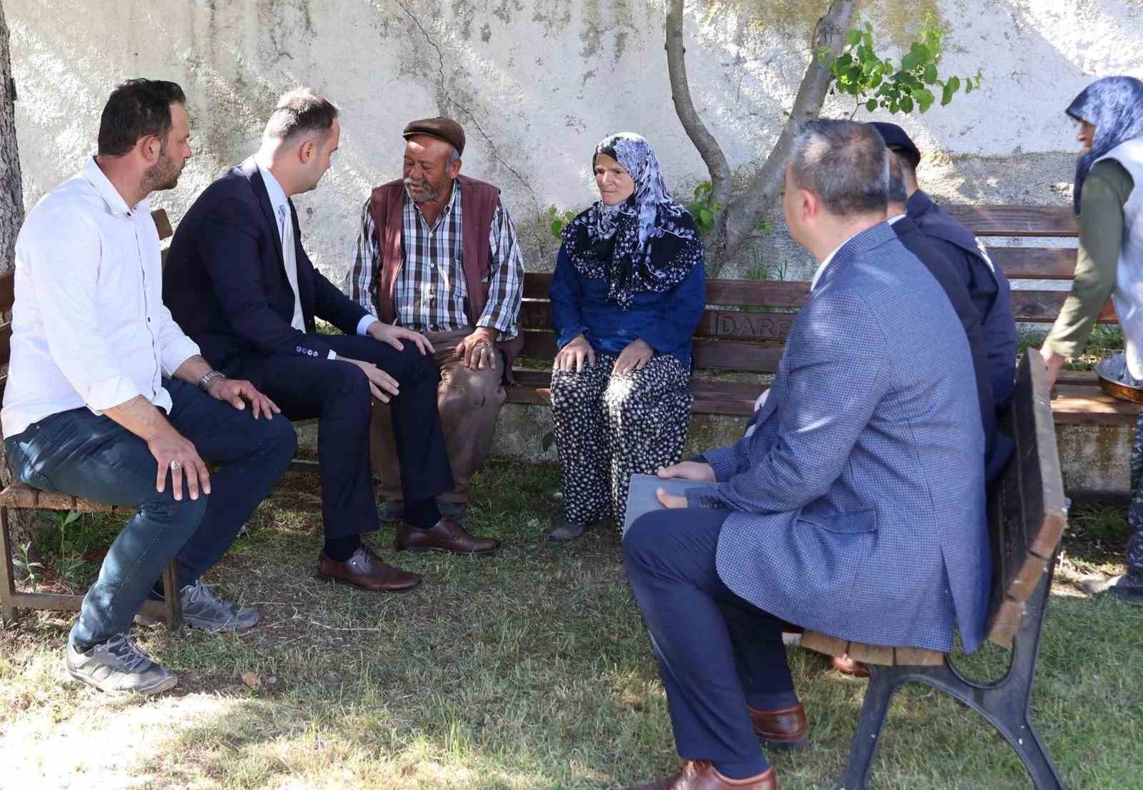 Aslanapa Kaymakamı Demirci’den, evi yanan aileye geçmiş olsun ziyareti