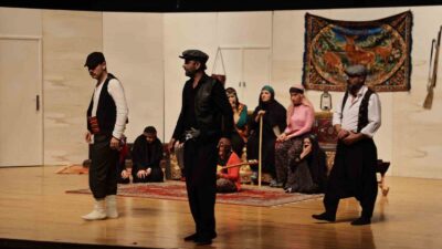 BAŞKAN KAHVECİ HEMŞEHRİLERİYLE TİYATRO ETKİNLİĞİNDE BULUŞTU