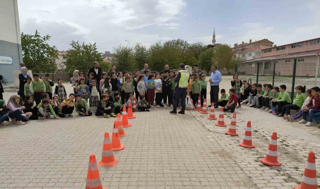 ÇAVDARHİSAR’DA JANDARMADAN ÖĞRENCİLERE TRAFİK