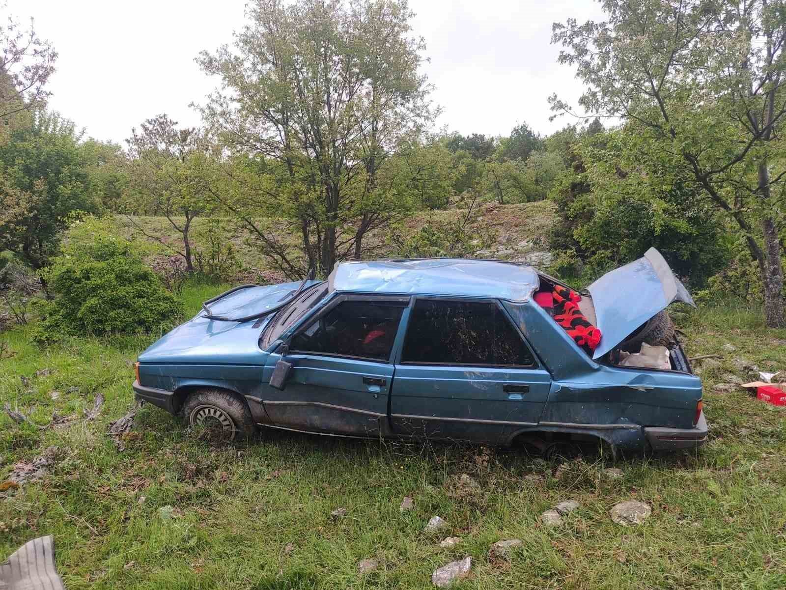 DOMANİÇ’TE OTOMOBİL TAKLA ATTI: 4 YARALI