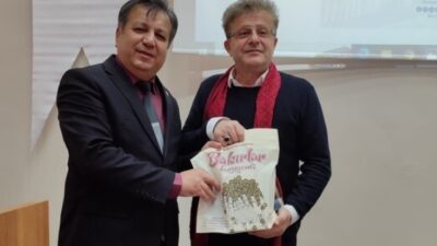 OKUL MÜDÜRÜNDEN HEDİYE TAKDİMİ