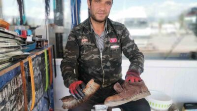 GEDİZ OTOGARINDA 25 YILDIR AYAKKABI BOYACILIĞI YAPIYOR