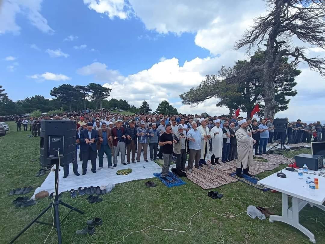 GEDİZ’DE İL MÜFTÜSÜNÜN KATILIMI İLE YAĞMUR DUASINA ÇIKTILAR