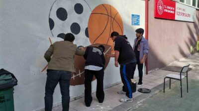 ÖĞRENCİLER SPOR SALONUNA YAPTIKLARI TASARIMLARLA RENK KATTILAR