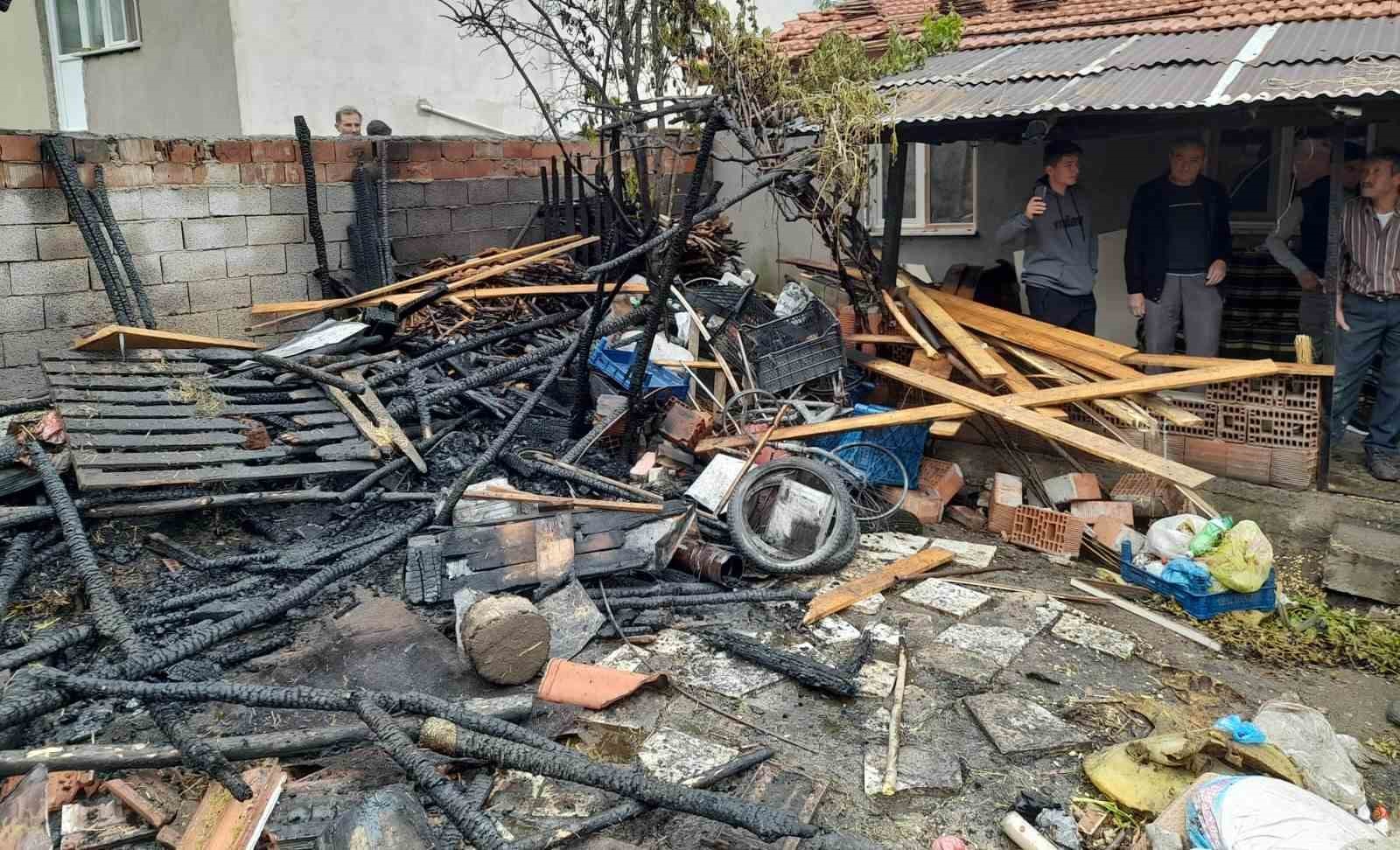 HİSARCIK’TA AHIR YANGINI: 1 KOYUN TELEF OLDU, 200 BALYA SAMAN