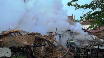 HİSARCIK’TA AHŞAP EV YANGINI