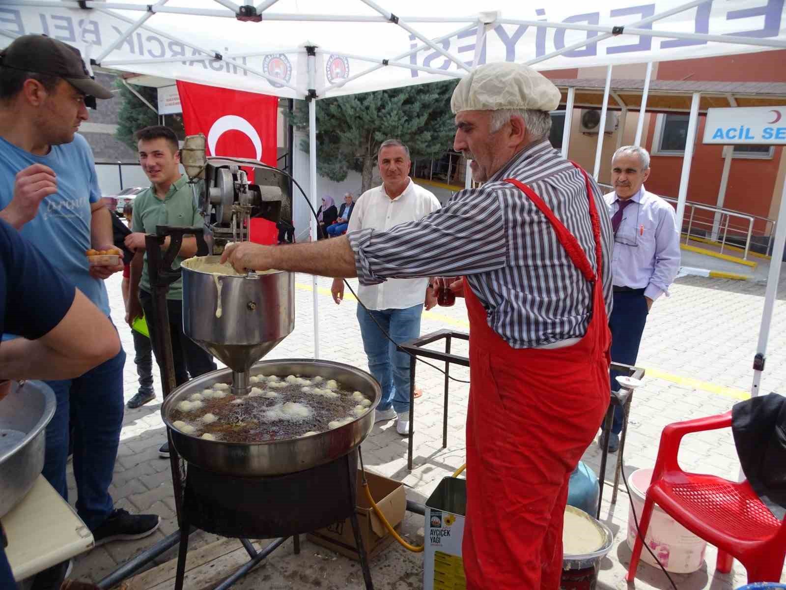 Hisarcık’ta hastane personelinden lokma ikramı