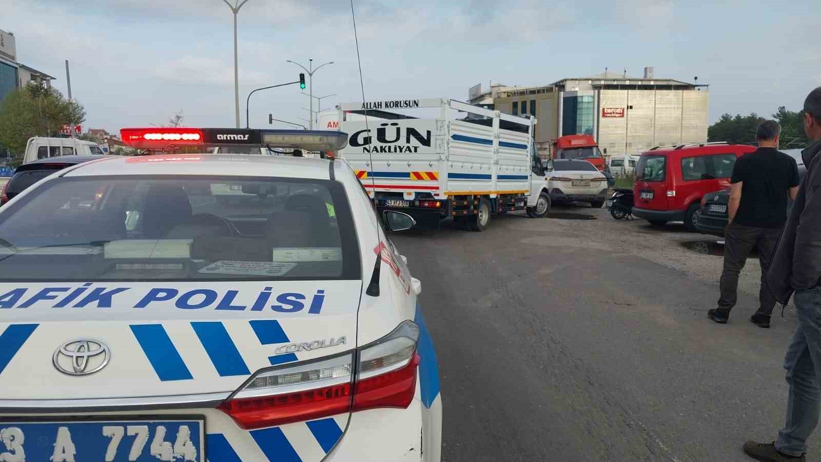 KAMYONET İLE MOTOSİKLET ÇARPIŞTI: 1 YARALI