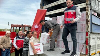 KÜTAHYA’DA 15 ÜRETİCİYE ÜCRETSİZ 105 ARI KOVANI DAĞITILDI