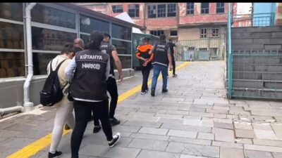 KÜTAHYA’DA 3 UYUŞTURUCU SATICISI TUTUKLANDI ÇÖP POŞETİNDE 45 BİN 71