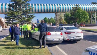 KÜTAHYA'DA 9 ARACIN KARIŞTIĞI ZİNCİRLEME TRAFİK KAZASI: 1 YARALI