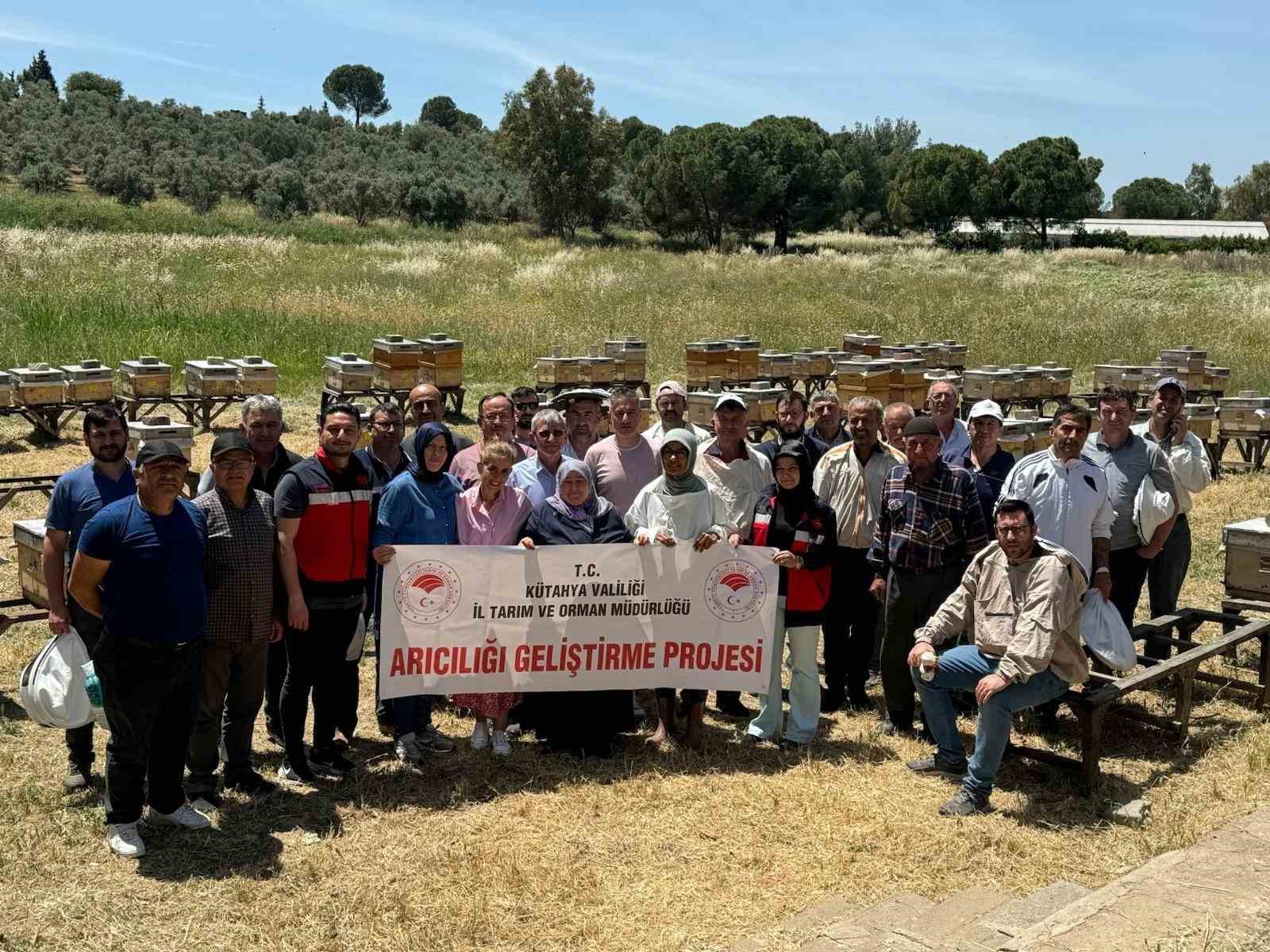 Kütahya’da ana arı ve arı sütü üretimi kursu