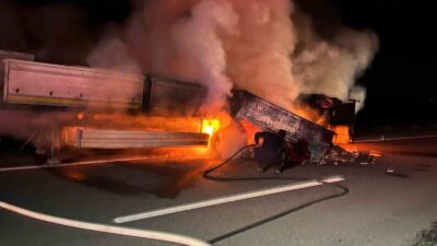 KÜTAHYA'DA MERMER YÜKLÜ TIRIN DORSESİ ALEV ALEV YANDI