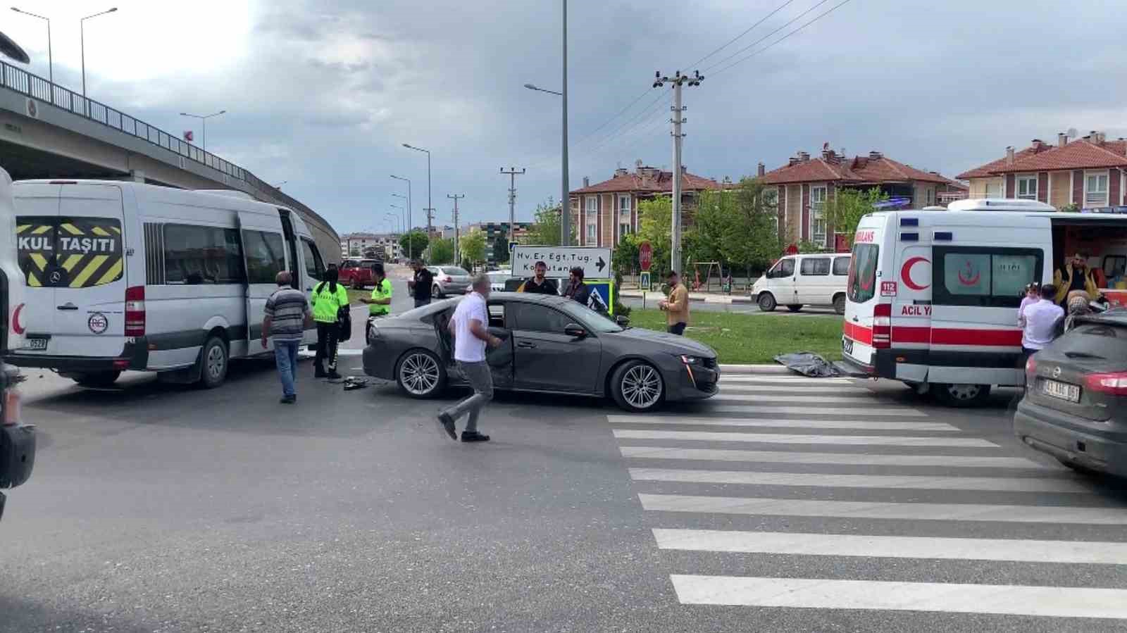 Kütahya’da otomobil ile minibüs çarpıştı:  2 yaralı