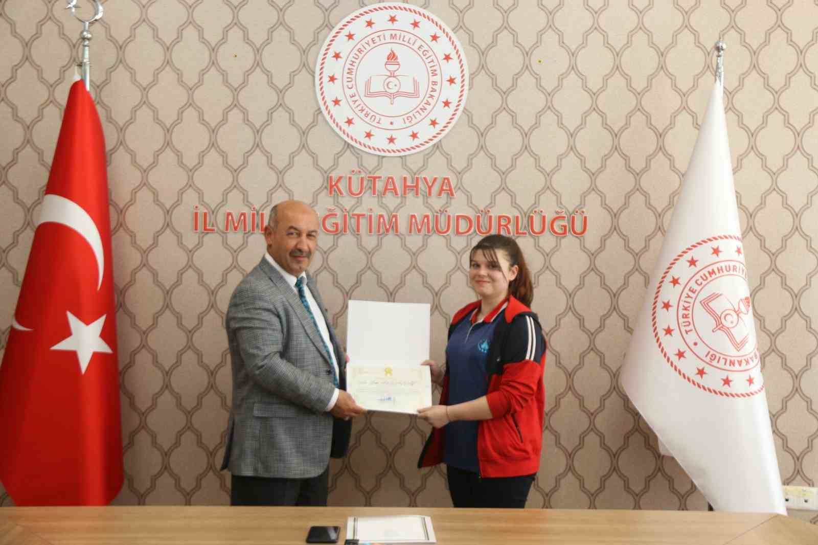 KÜTAHYA’DA "ŞİDDETSİZ TOPLUM" TEMALI ORTAOKULLAR ARASI RESİM YARIŞMASI ÖDÜL TÖRENİ