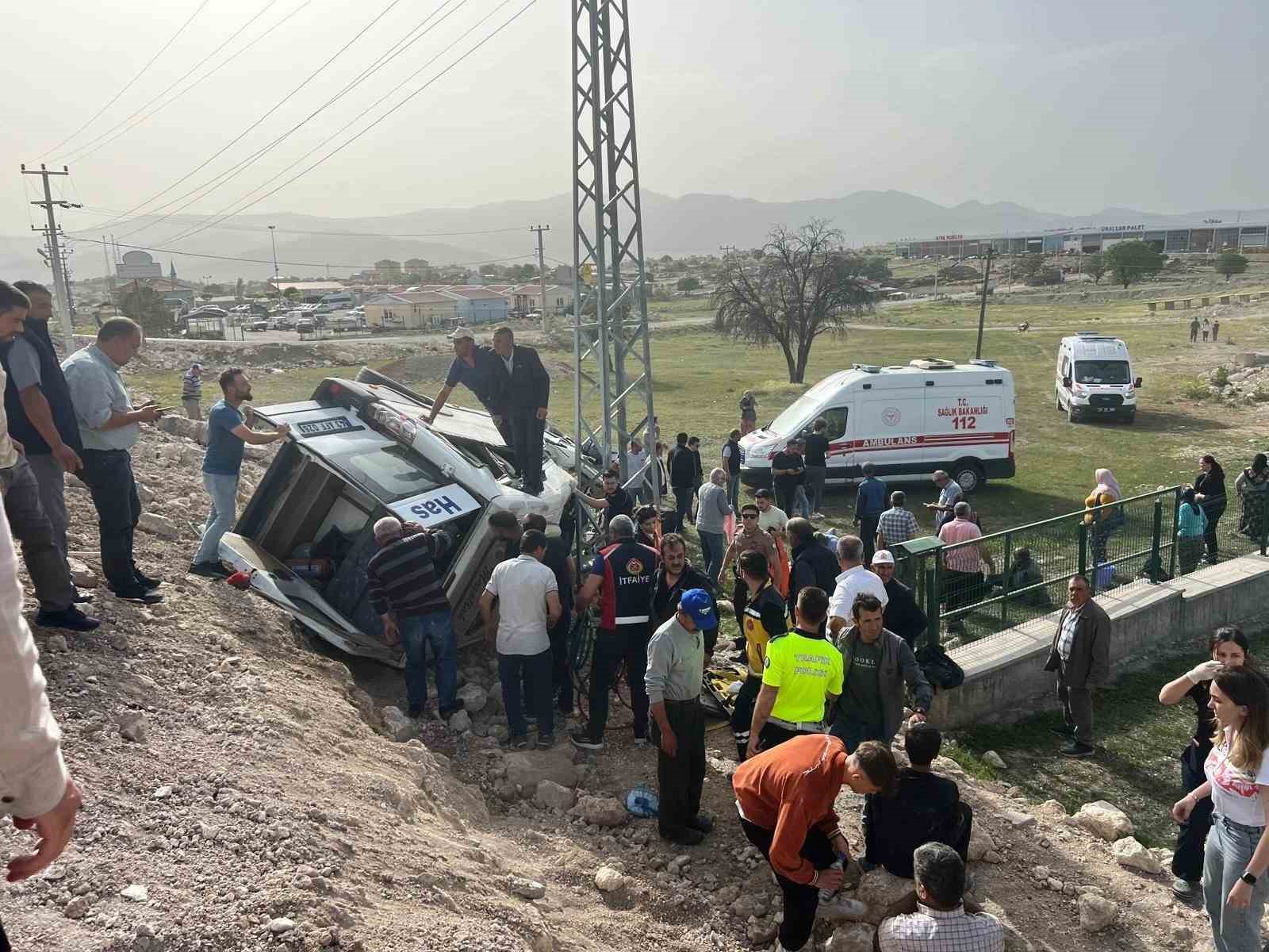 Kütahya’da yolcu otobüsü devrildi: 13 kişi yaralandı