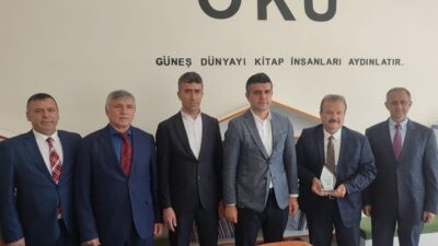 KÜTAHYALI EMEKLİ KÜTÜPHANECİ AKTÜRK’TEN AFYON’DAKİ İLKOKUL KÜTÜPHANESİNE KİTAP BAĞIŞI