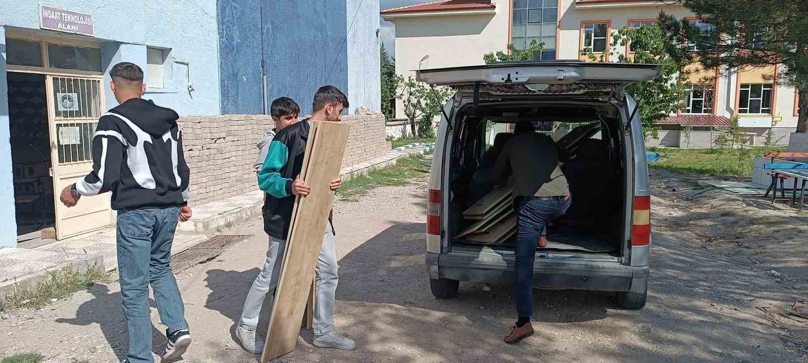 Meslek liseli öğrenciler ortaokul öğrencileri için askılık üretti