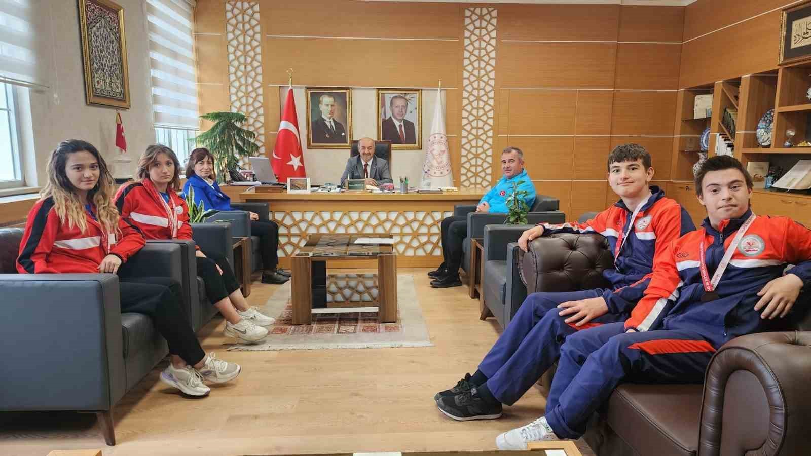 Müdür Başyiğit, Okul Sporları Türkiye Şampiyonası’nda derece elde eden özel öğrencileri kabul etti