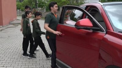 ÖDÜLLERİNİ ALDILAR VE TOGG İLE OKULLARINA GİTTİLER