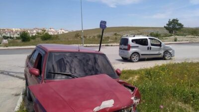 OTOMOBİL İLE HAFİF TİCARİ ARAÇ ÇARPIŞTI: 3 YARALI