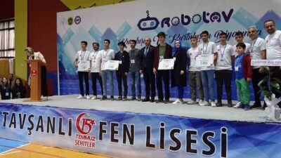 TAVŞANLI FEN LİSESİNDE ÖĞRENCİLER YAPTIKLARI ROBOTLAR İLE YARIŞTI