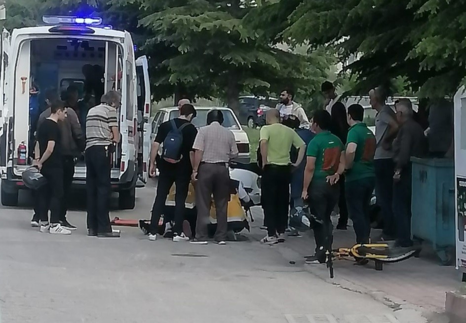 Tavşanlı’da motosiklet ile bisiklet çarpıştı: 3 yaralı