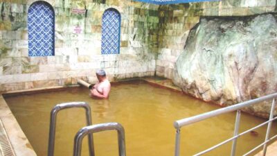 YENİCEKÖY ŞİFA HAMAMI HAVUZUNA DOĞAL GÜZELLİK KATAN DEVASA KAYA